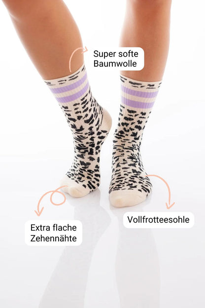 Fakten über Tennissocken mit LEO Print und pinken Streifen von vorne