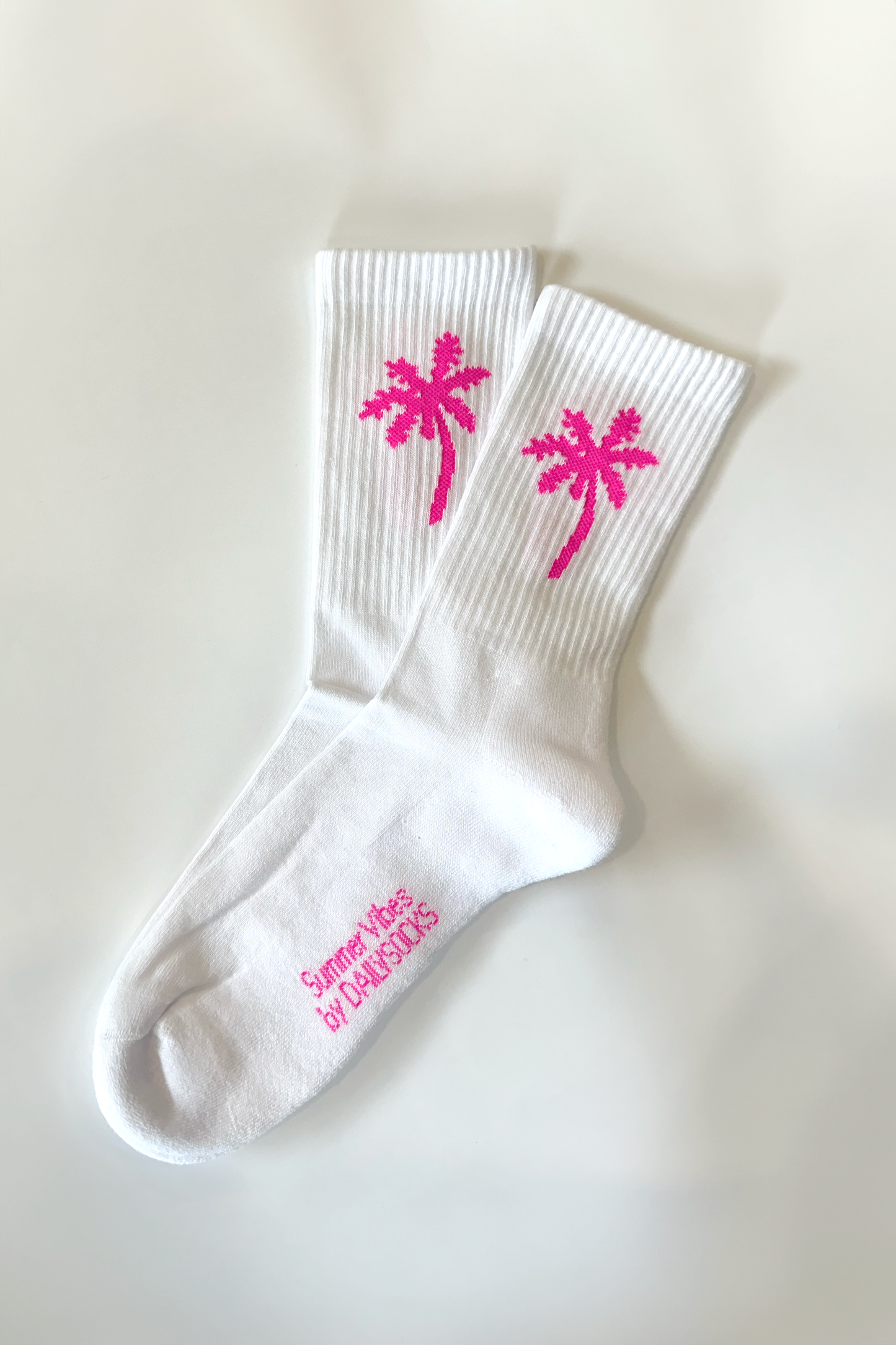 weiße Tennissocke mit neonpinker Palme, "Summervibes by DAILYSOCKS"